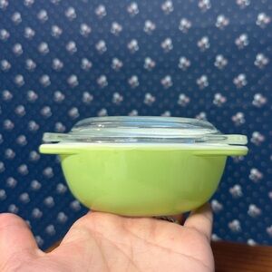 Vintage Pyrex casserole 080 dish. Chartreuse